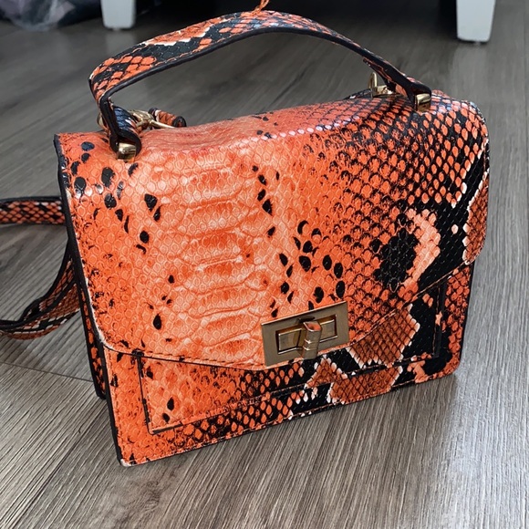 PRETTYLITTLETHING Mini Cross Body Snake Printed Bag - Picture 11 of 12